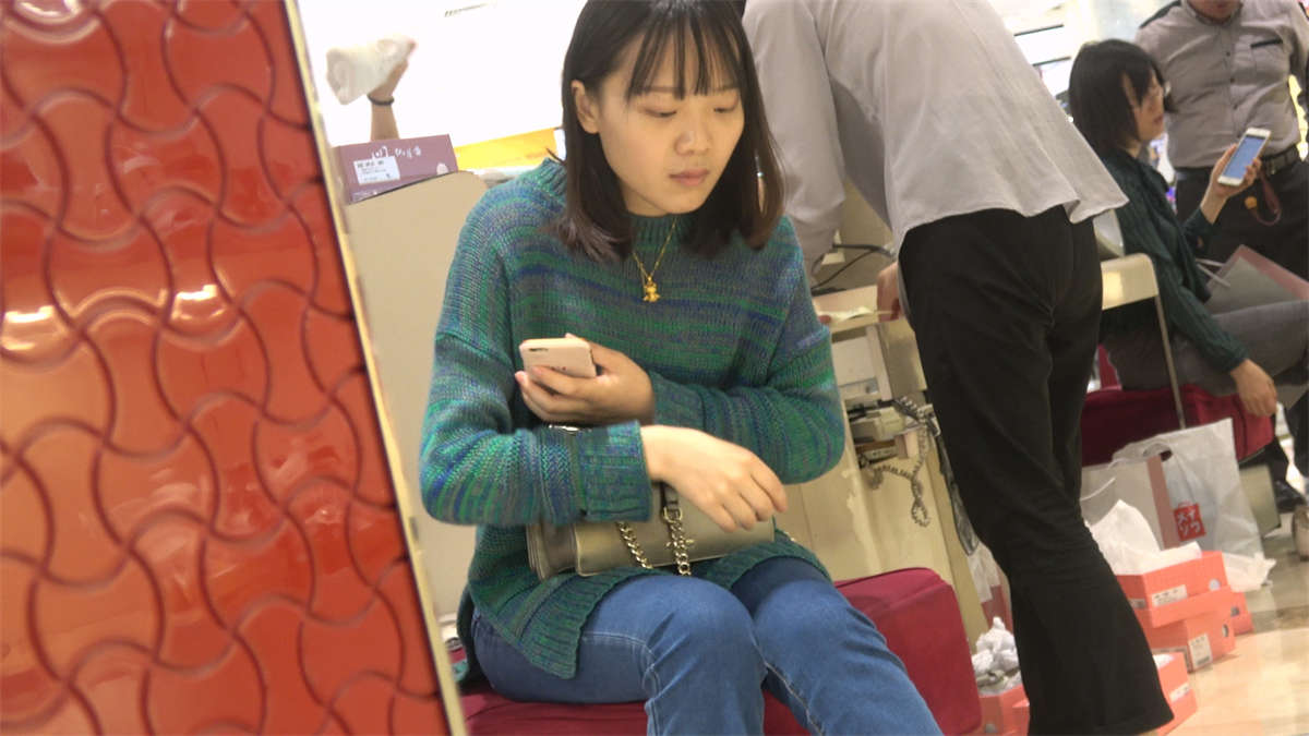 图片[2]-气质小妹的漂亮裸足-日更街拍