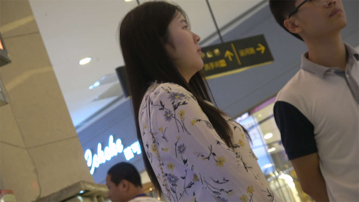 乖巧的小姐姐惹人爱-日更街拍
