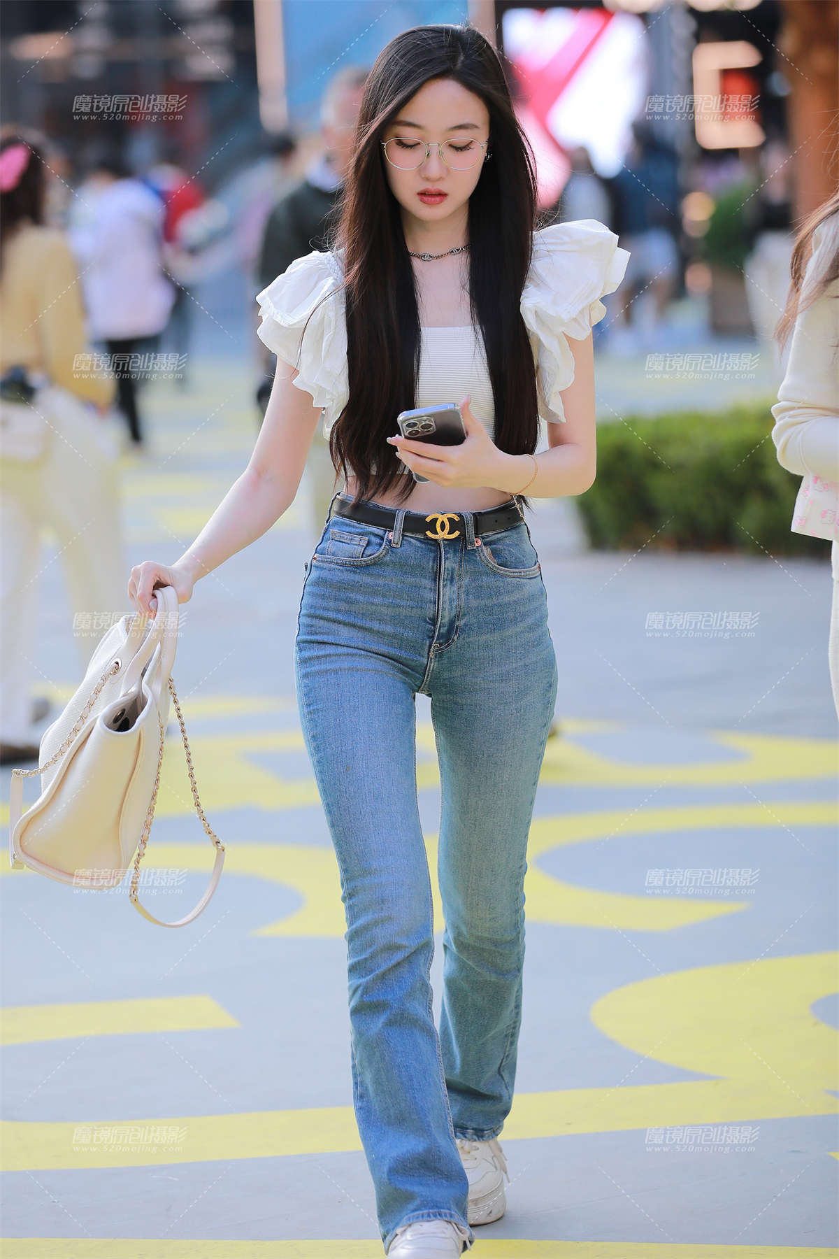 【玻璃街拍】牛仔裤清纯学妹-日更街拍