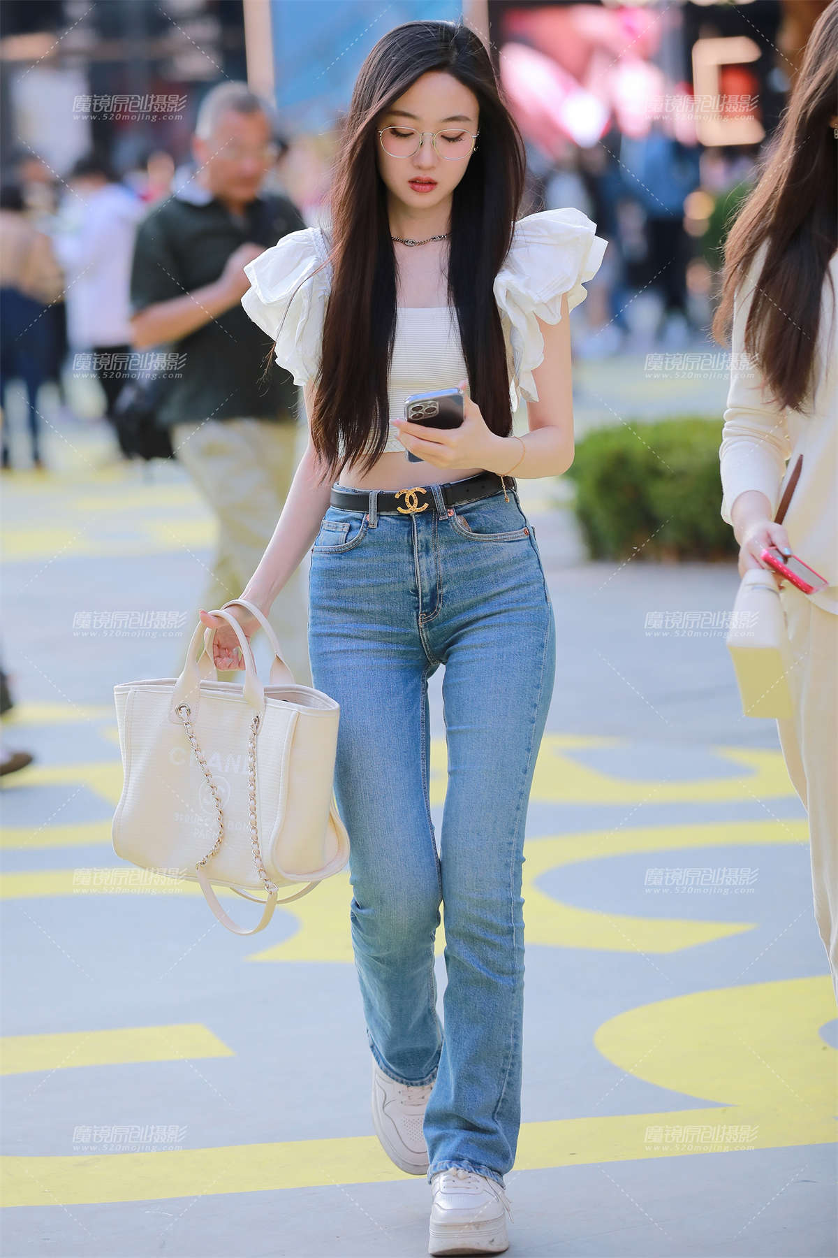 图片[2]-【玻璃街拍】牛仔裤清纯学妹-日更街拍