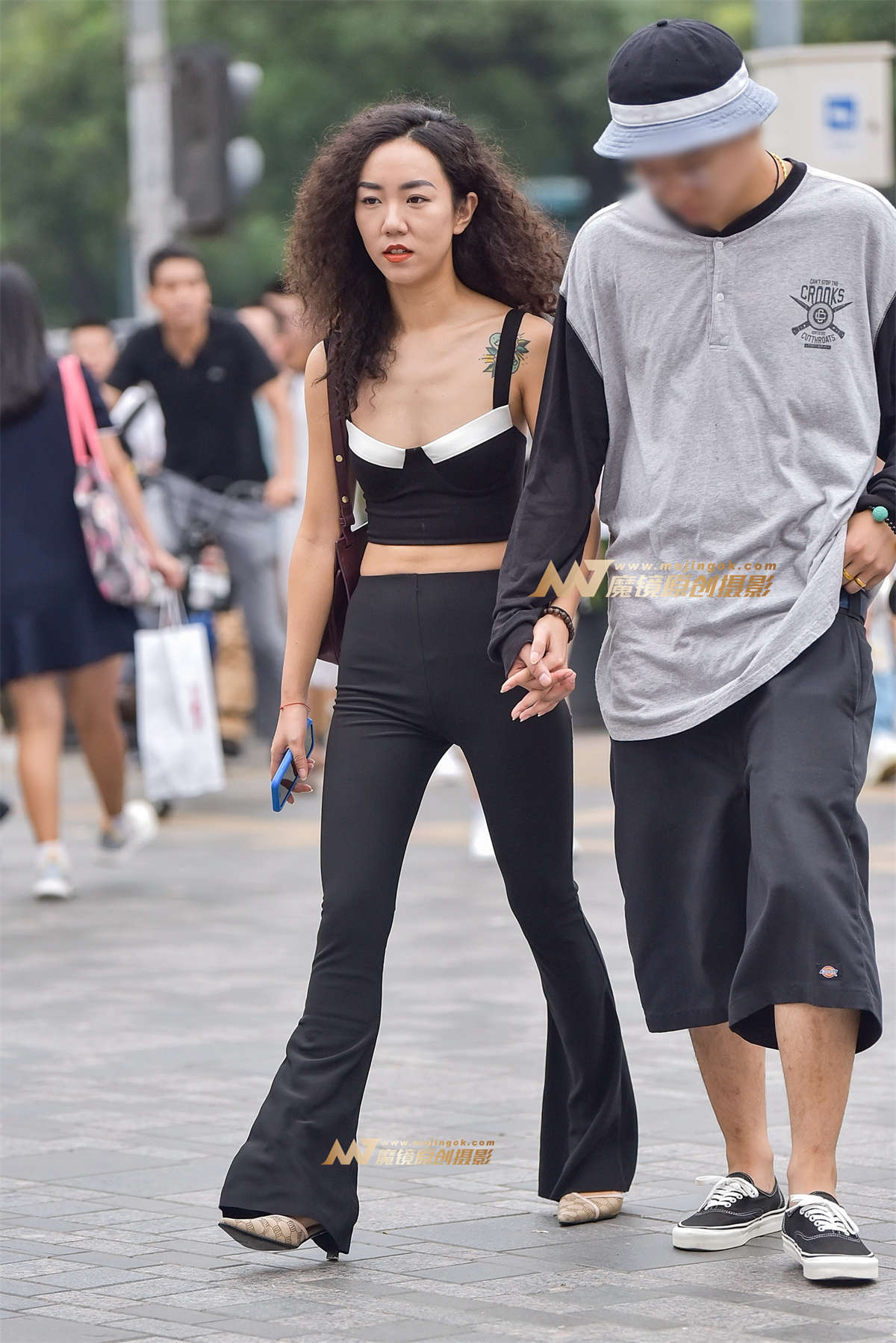 性感裸背紧身喇叭裤美女-日更街拍