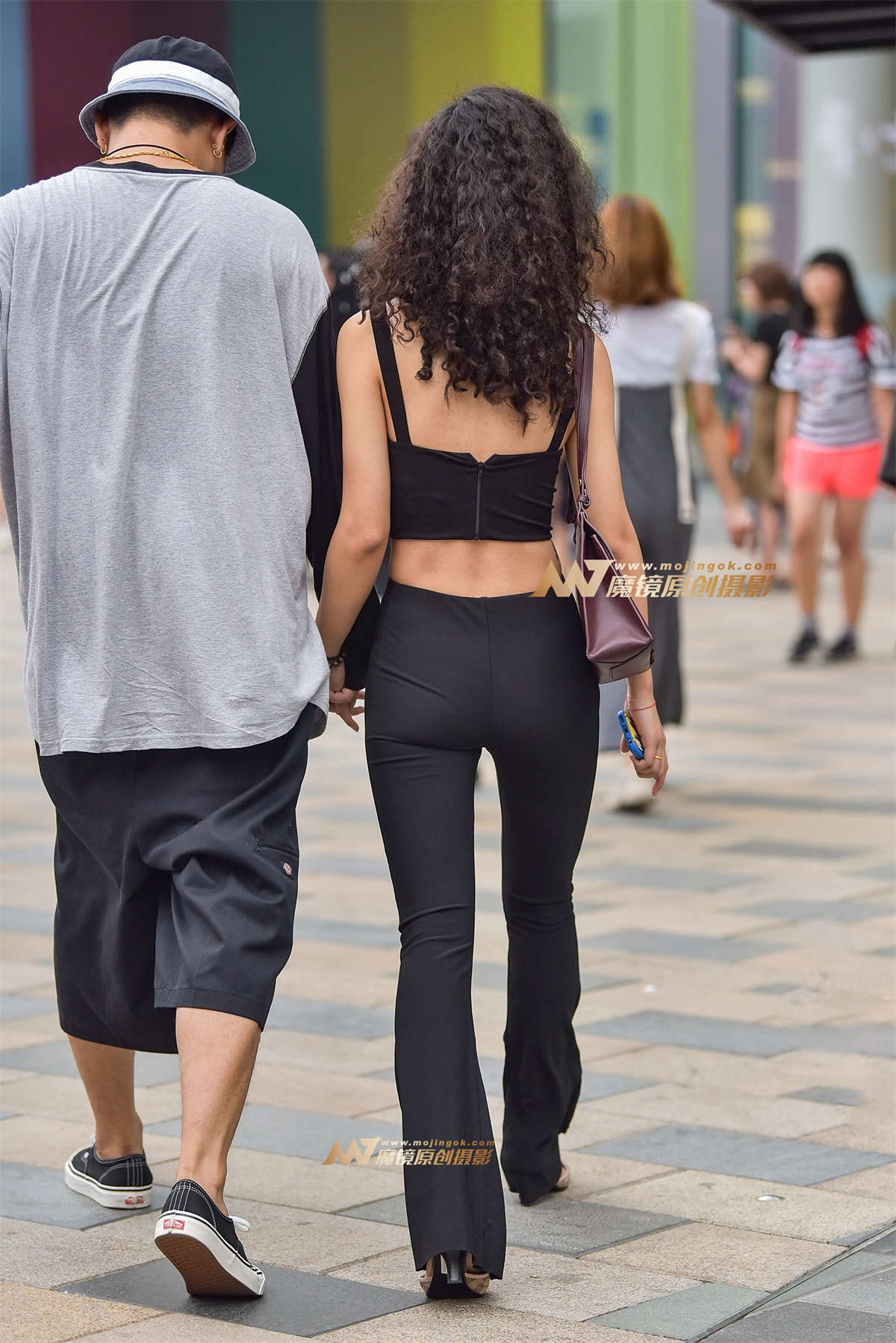 图片[2]-性感裸背紧身喇叭裤美女-日更街拍