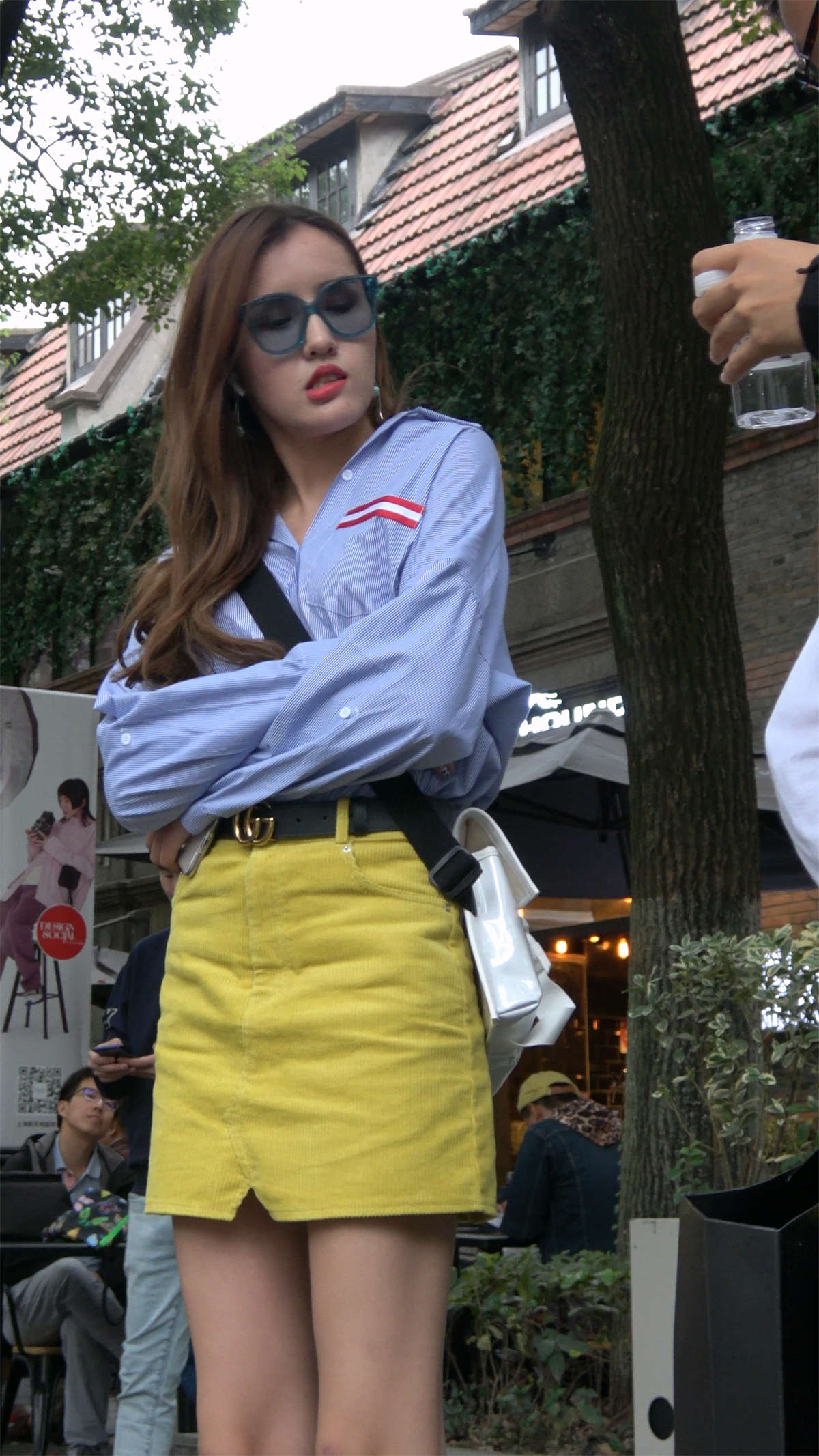 图片[2]-身材性感美腿黄色短裙墨镜女-日更街拍