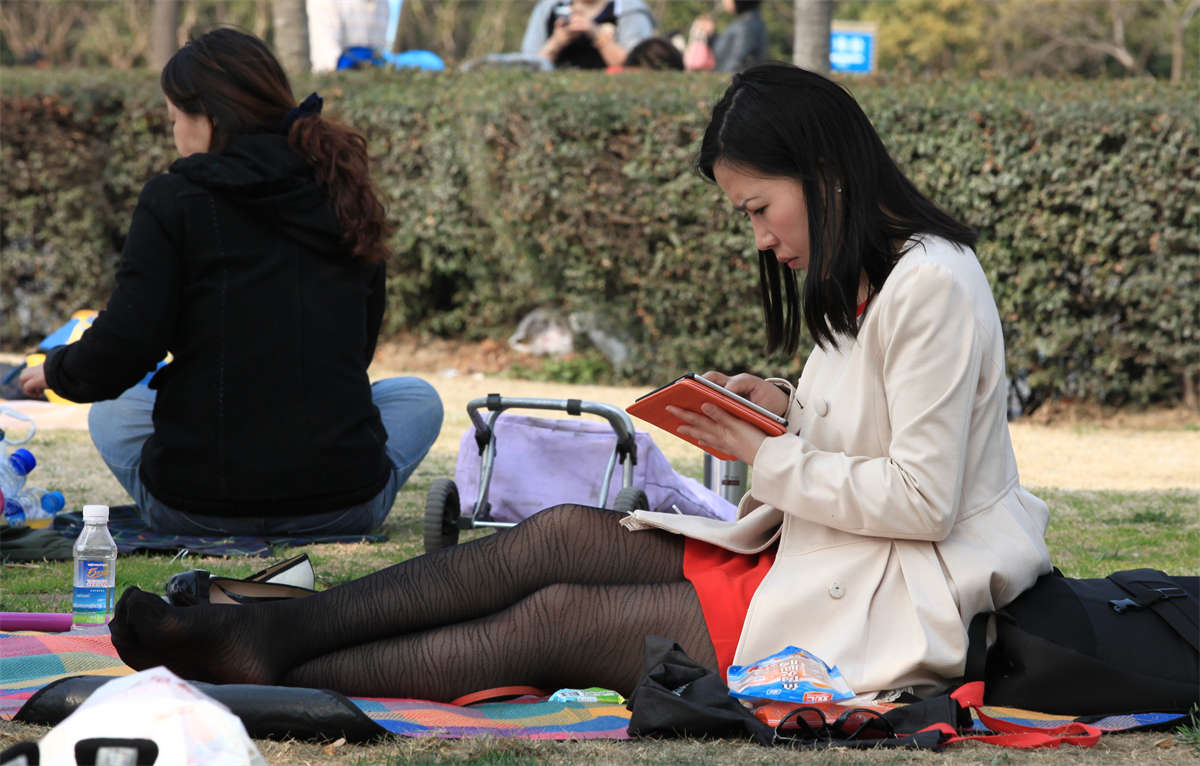 图片[2]-踏青公园街拍系列No.1445 冬日里的带纹长黑丝-日更街拍