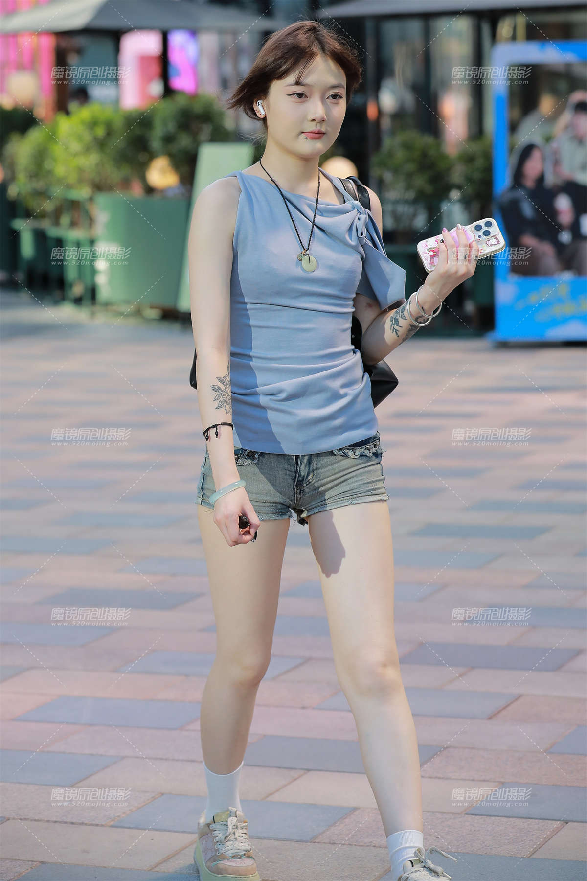 图片[2]-紧身牛仔热裤小妹-日更街拍