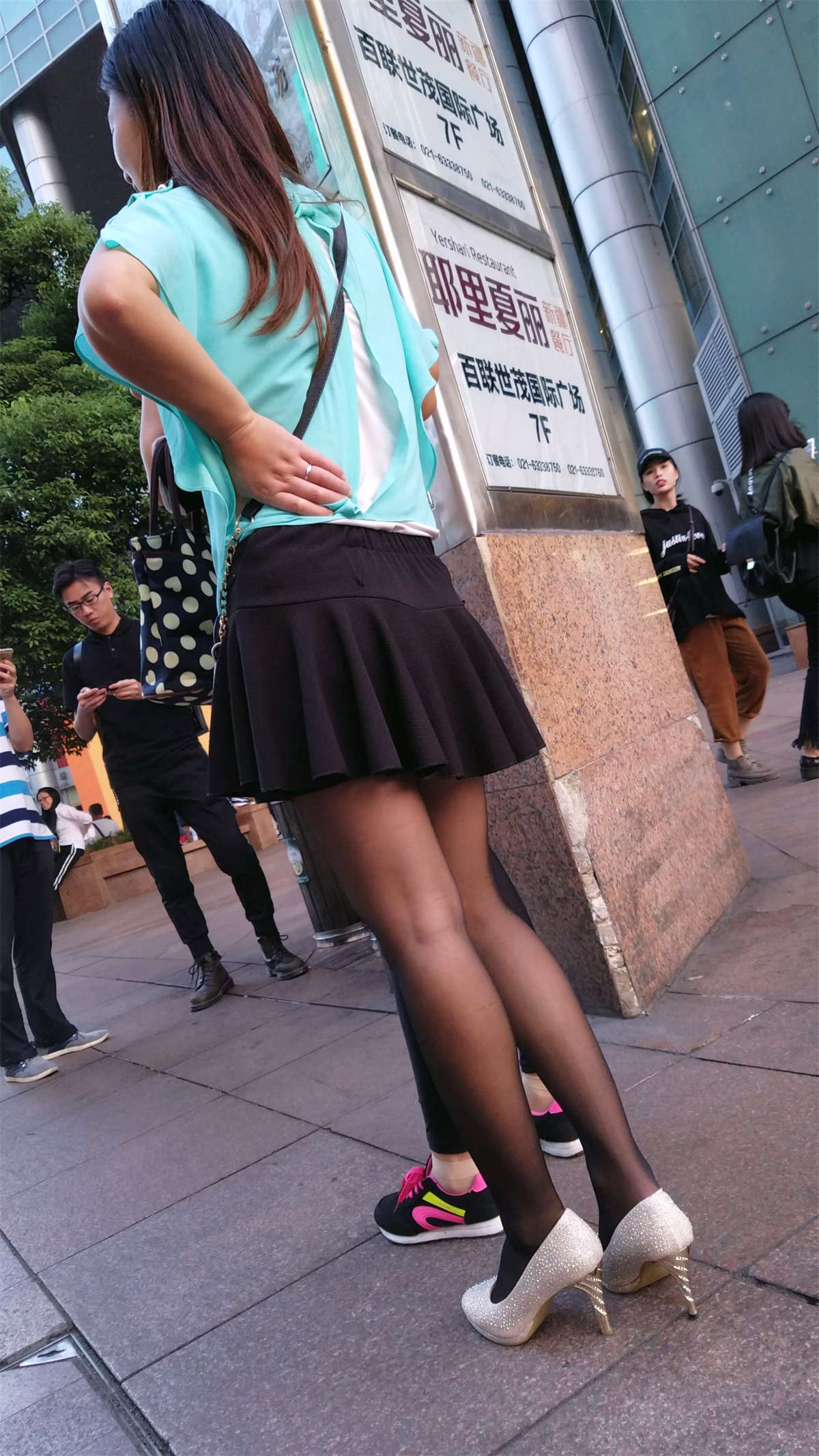 图片[2]-黑丝银色高跟-日更街拍