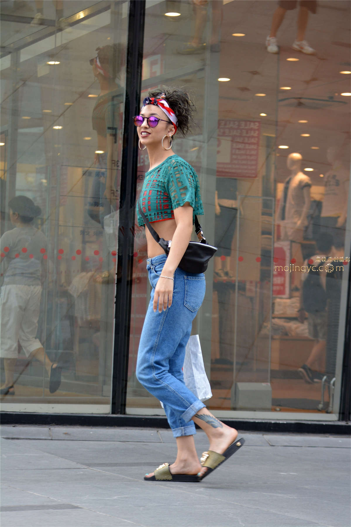 图片[2]-漏脐装、牛仔裤的小老外-日更街拍