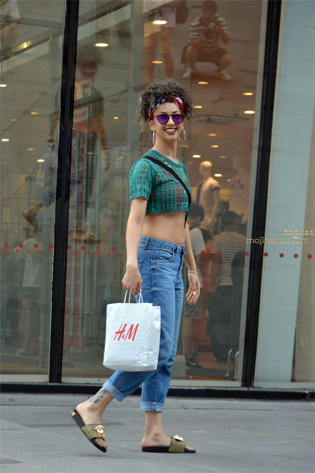 漏脐装、牛仔裤的小老外-日更街拍