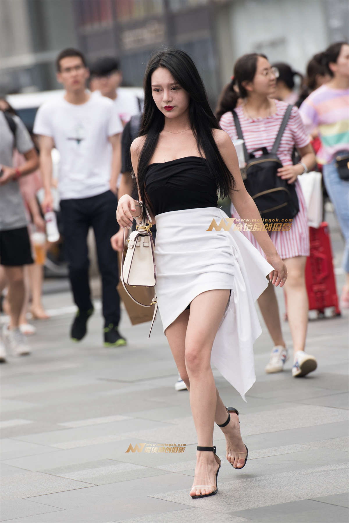 图片[2]-拍视频的小姐姐-日更街拍