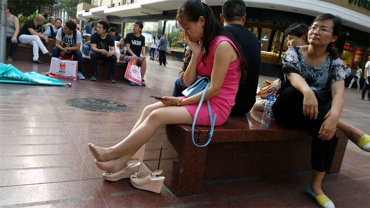 图片[2]-红色连衣裙肉丝高跟-日更街拍