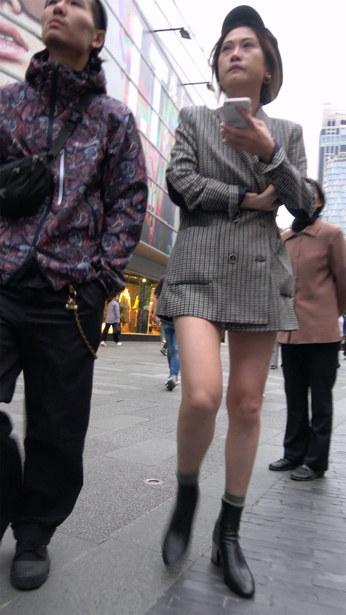 图片[2]-性感长腿热裤苗条美眉-日更街拍