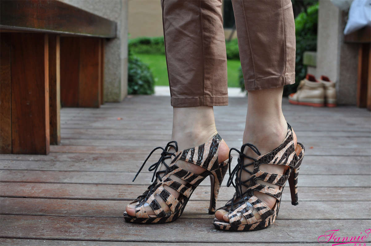 Fannie芬妮美足园NO.392 天凉好个秋（高跟裸足4）-日更街拍