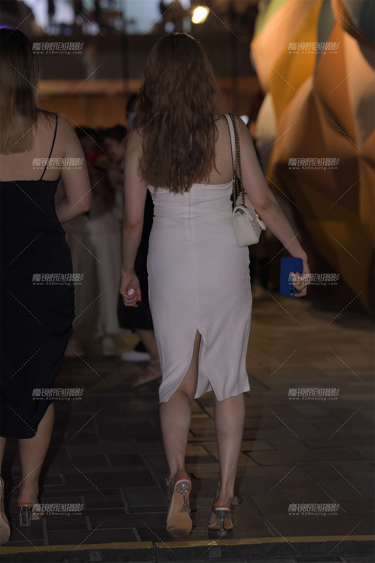 图片[2]-抹胸白色包臀裙美女-日更街拍