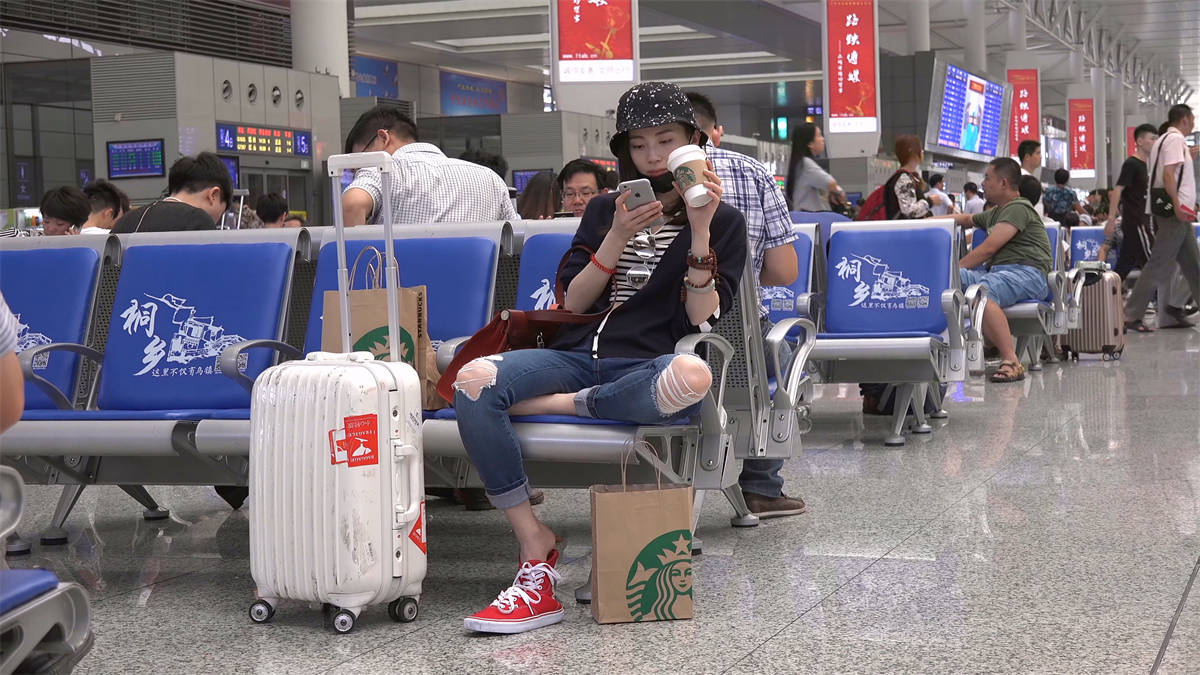 玩鞋凉拖高跟之类不少见，但美女玩球鞋就稀罕了-日更街拍