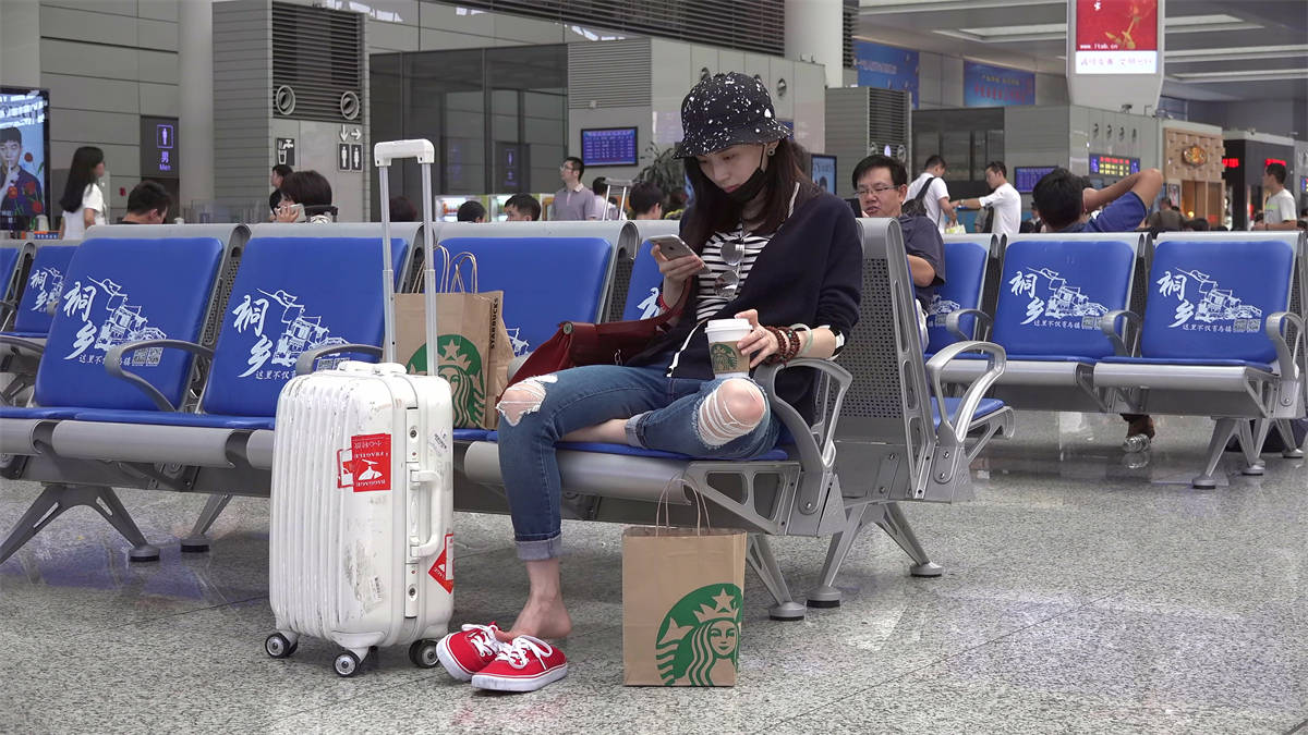 图片[2]-玩鞋凉拖高跟之类不少见，但美女玩球鞋就稀罕了-日更街拍