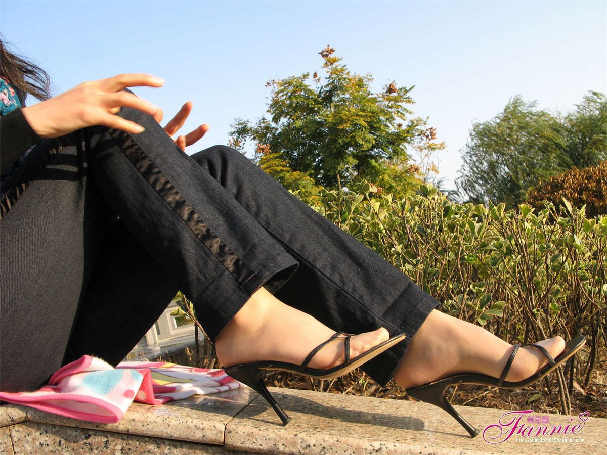 Fannie芬妮美足园NO.224 冬日暖阳丝足（2）-日更街拍