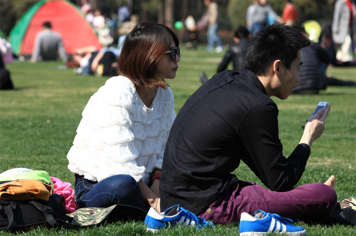 图片[2]-踏青公园街拍系列No.1446 几近透明的薄丝，还感觉阻碍了阳光的吸收？-日更街拍