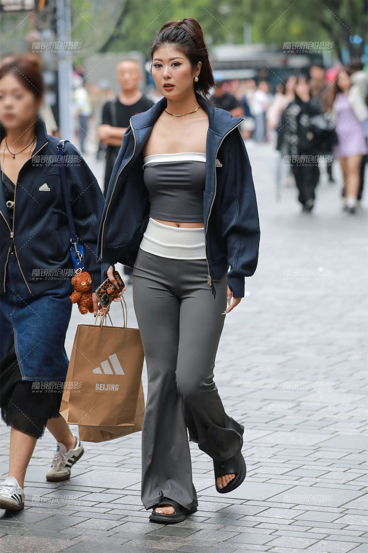 灰色紧身裤美女-日更街拍