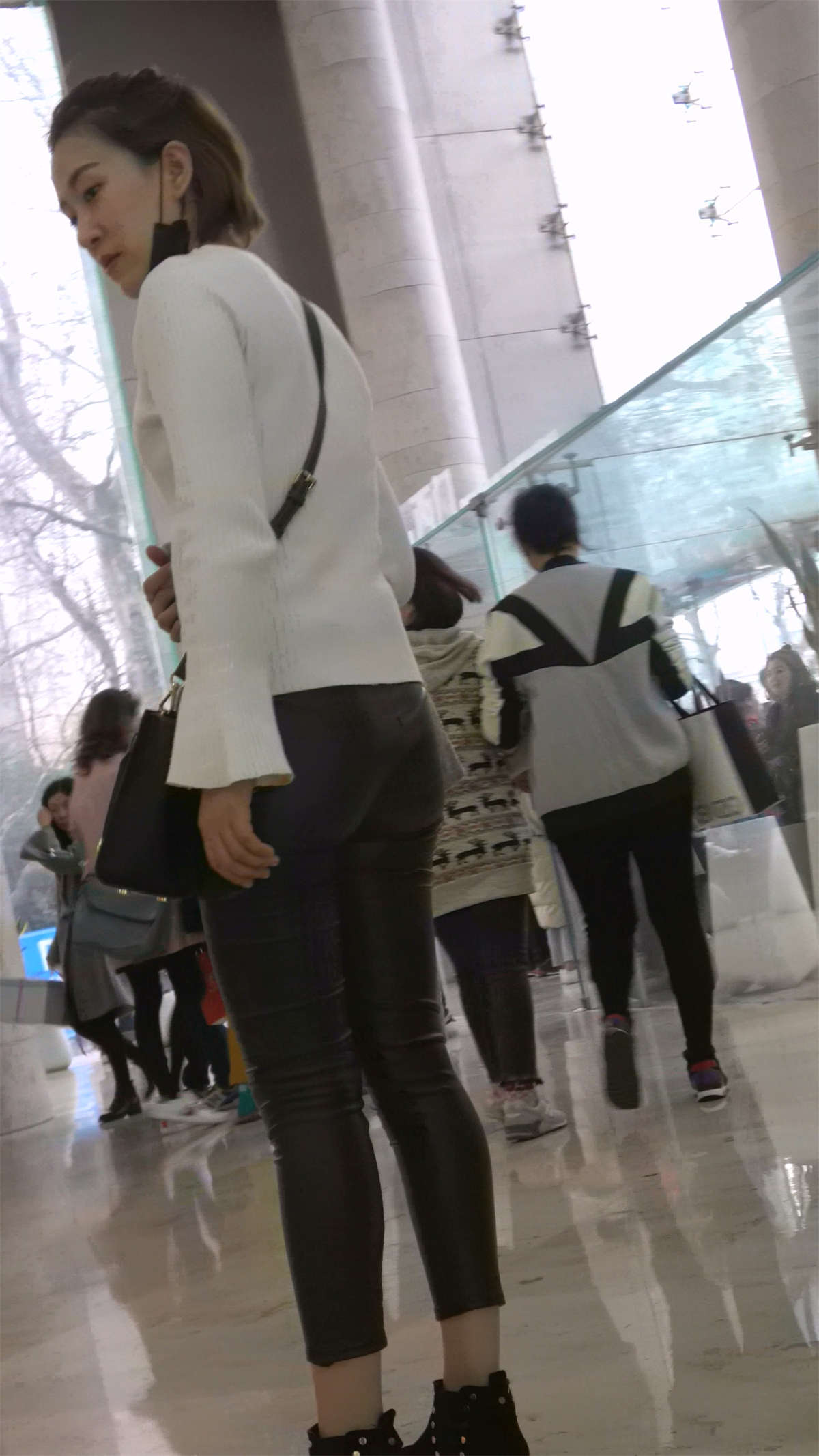 图片[2]-白色毛衣黑色紧身裤翘臀街拍美女辣妈-日更街拍