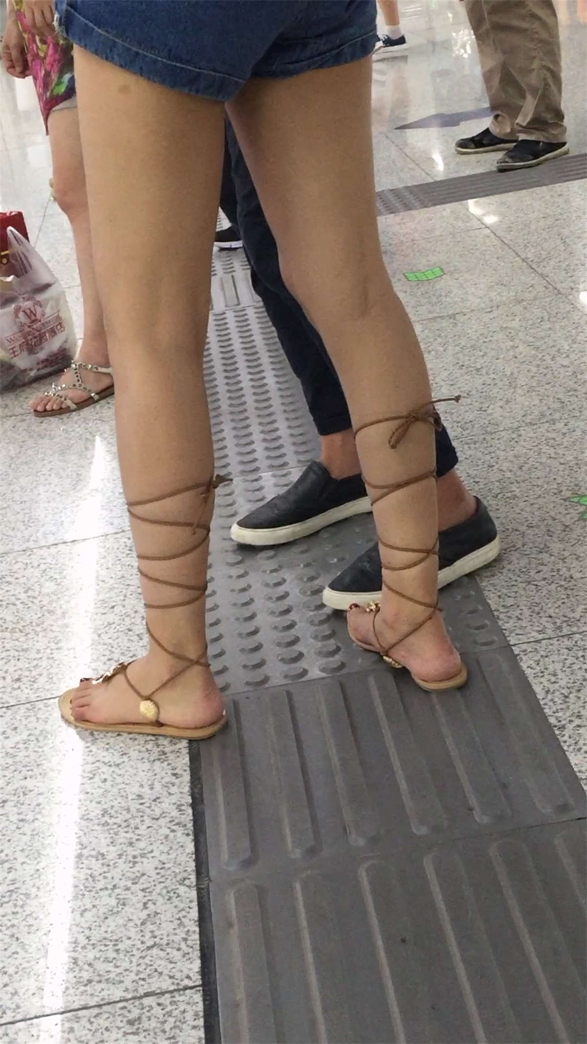 图片[2]-街拍长腿MM-日更街拍