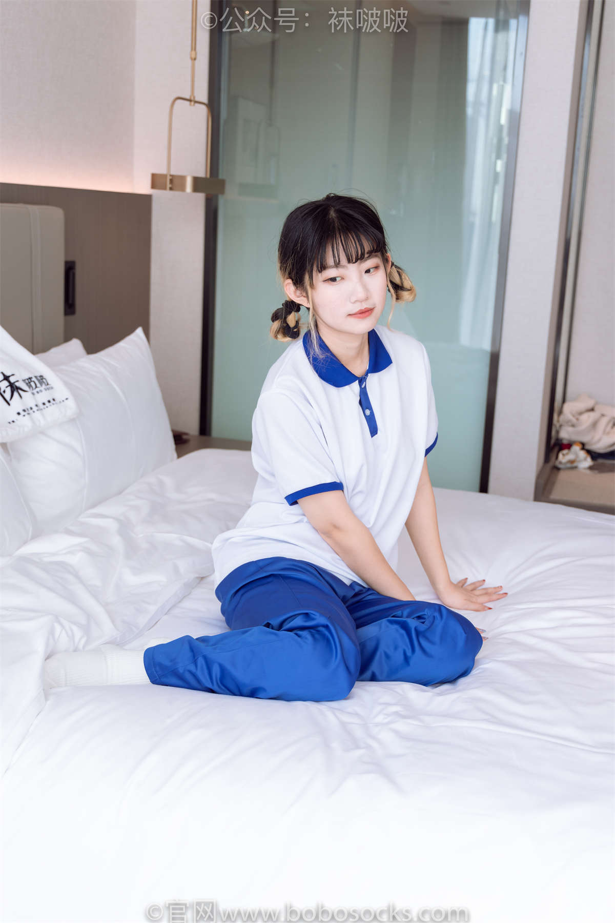 图片[2]-袜啵啵 No.042 砂糖-校服、板鞋、白棉袜、油亮白丝（脚尖…-日更街拍