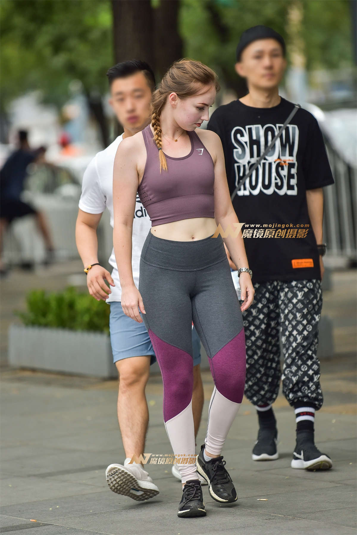 运动弹力裤洋妹子-日更街拍