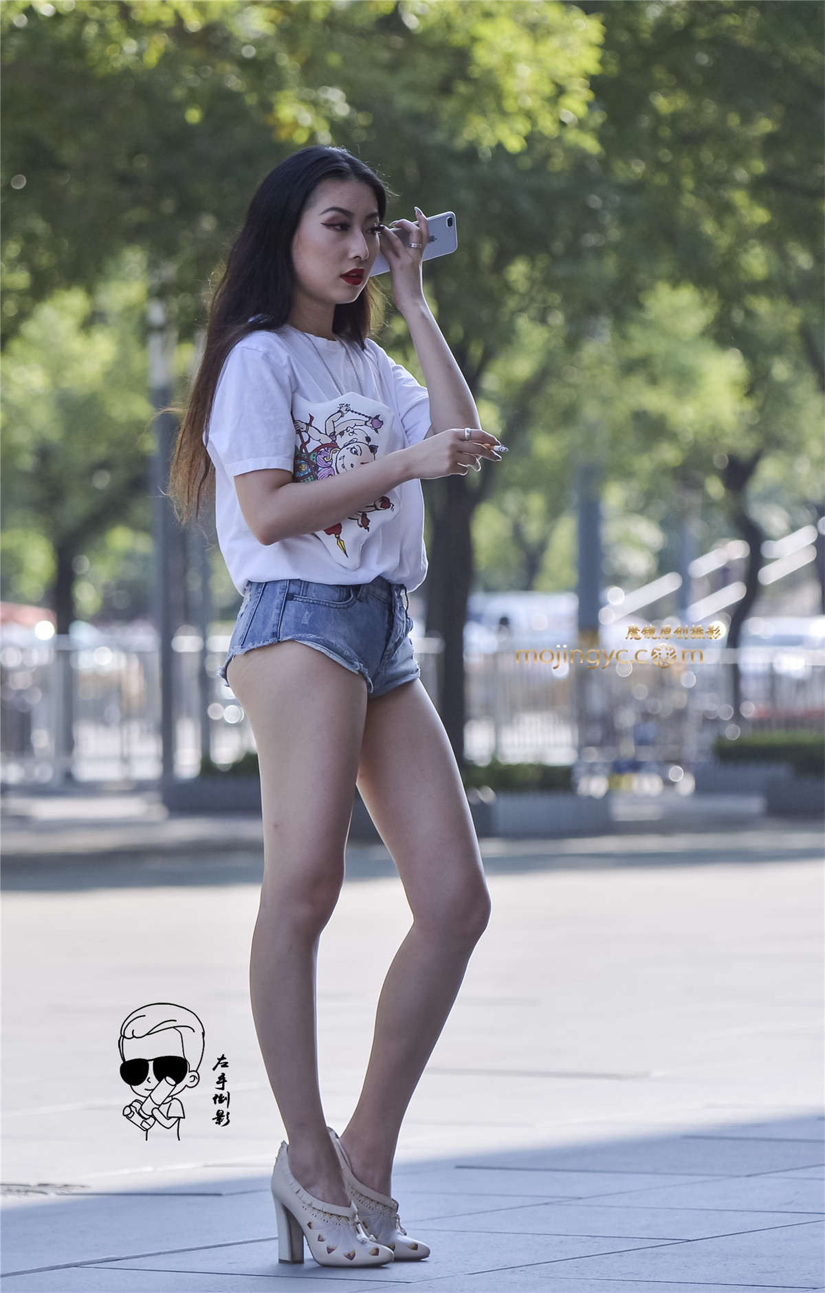 热裤美女火辣迷人-日更街拍