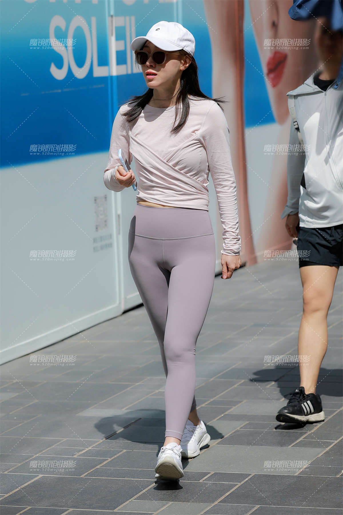 紧身瑜伽裤美女-日更街拍