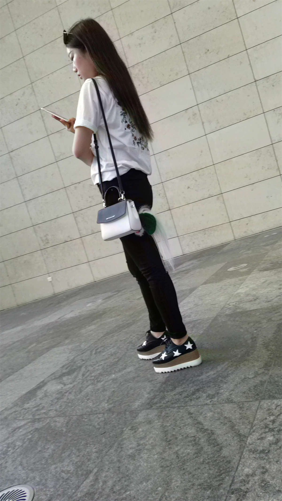 图片[2]-超有气质的白T恤黑色紧身裤街拍漂亮美女-日更街拍