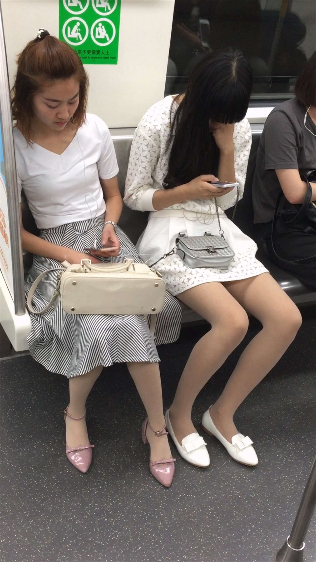 图片[2]-两个肉丝MM-日更街拍