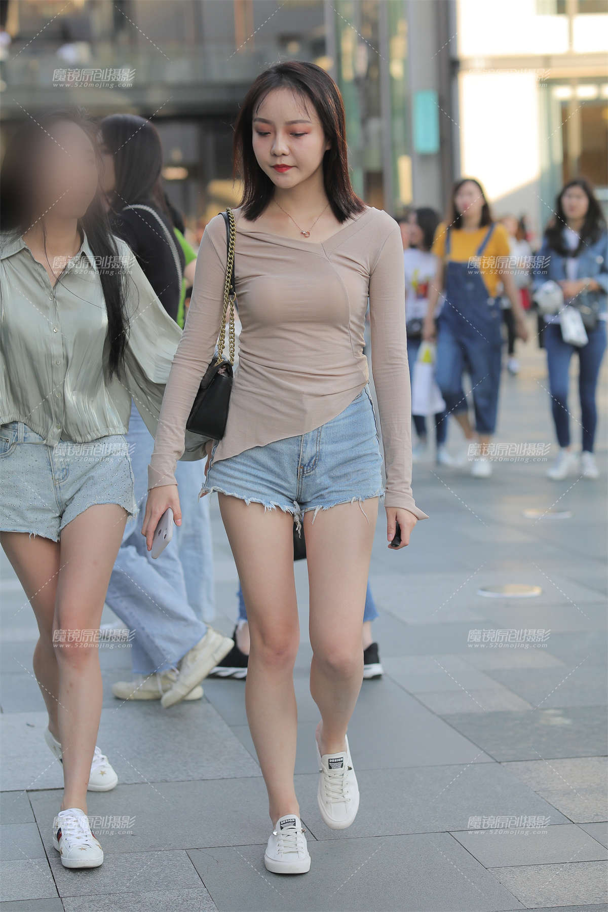 热裤女孩-日更街拍