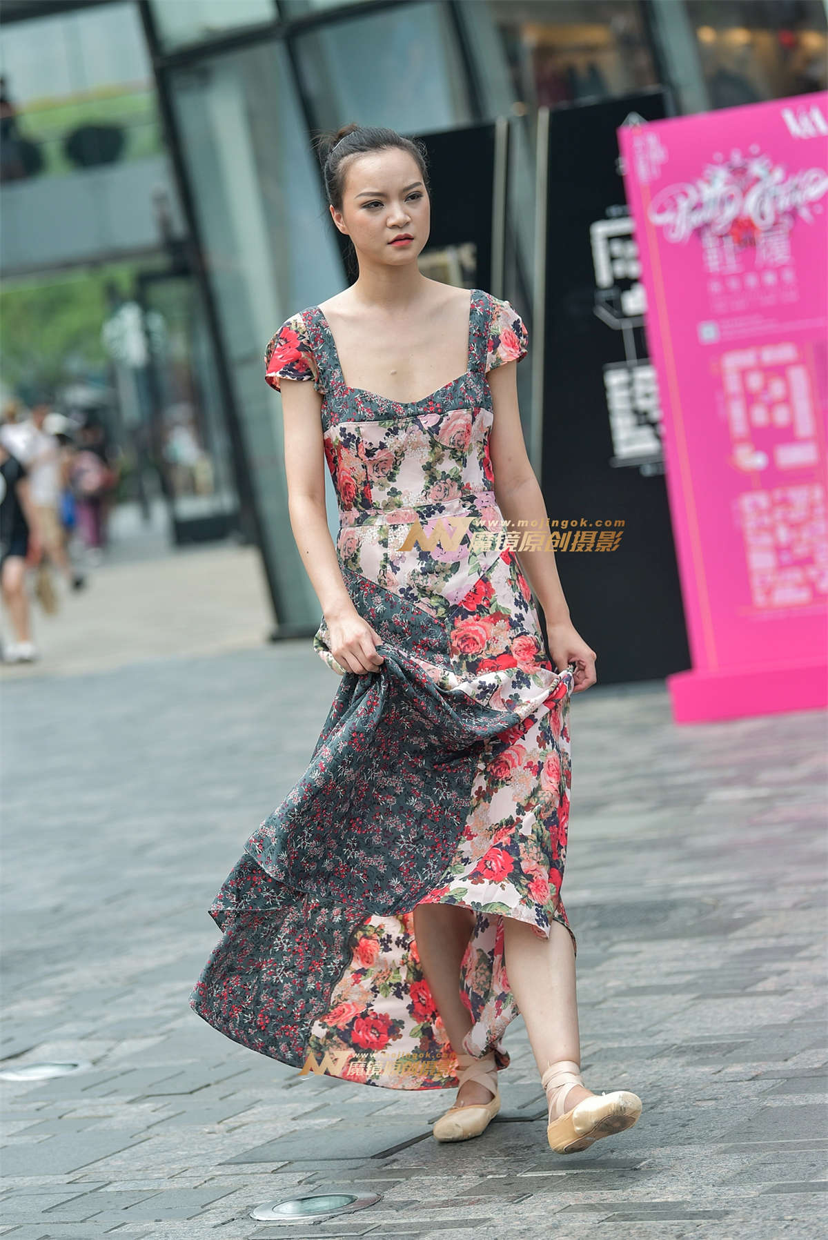 姿势优美的芭蕾舞美女老师-日更街拍