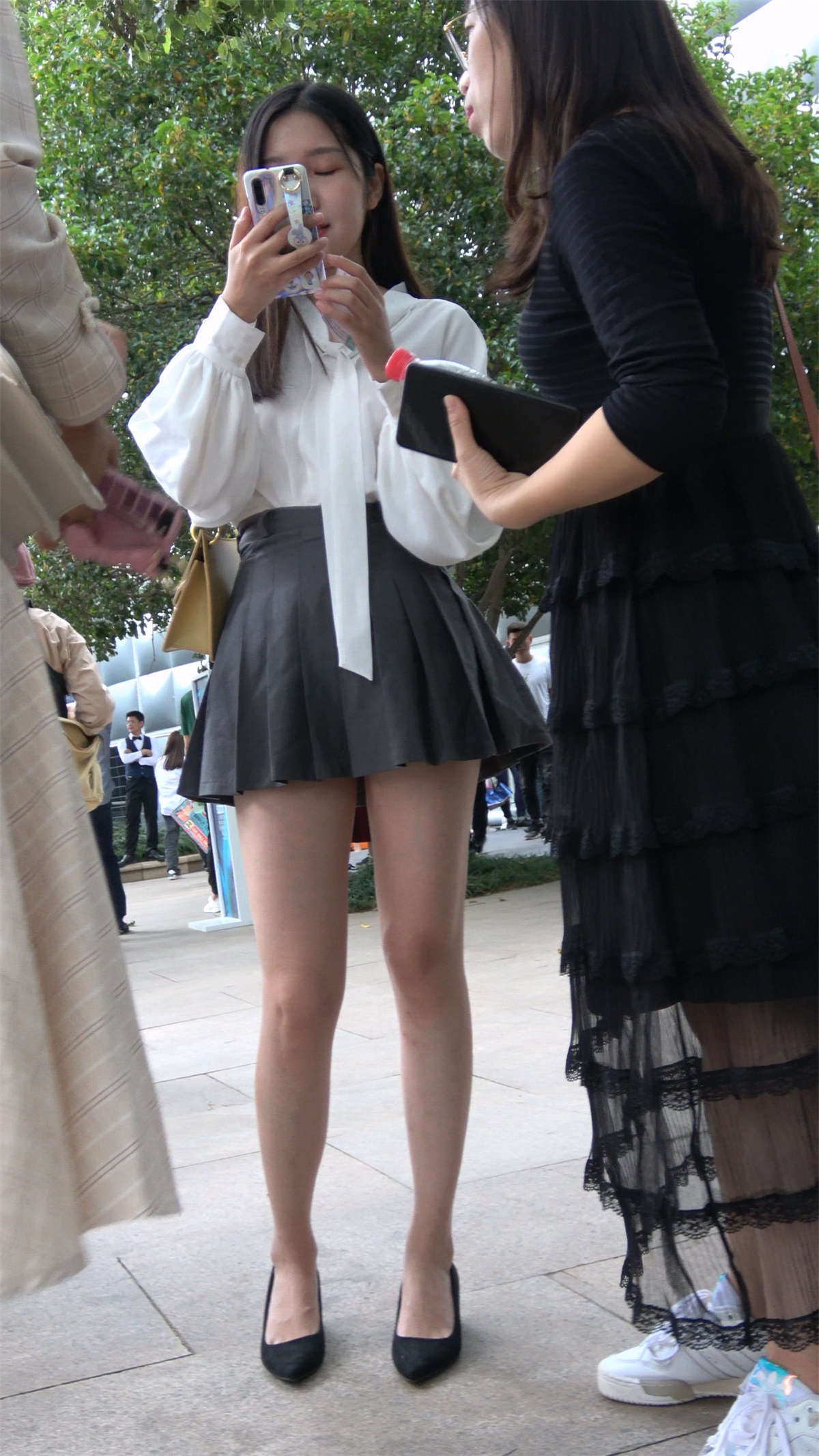 图片[2]-街拍百褶短裙白衬衫青春美少女-日更街拍