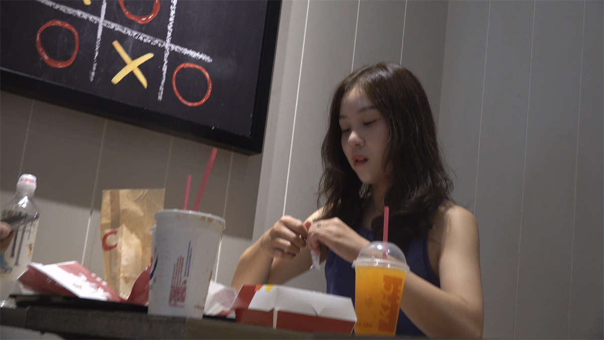 图片[2]-吃薯条的妹子-日更街拍