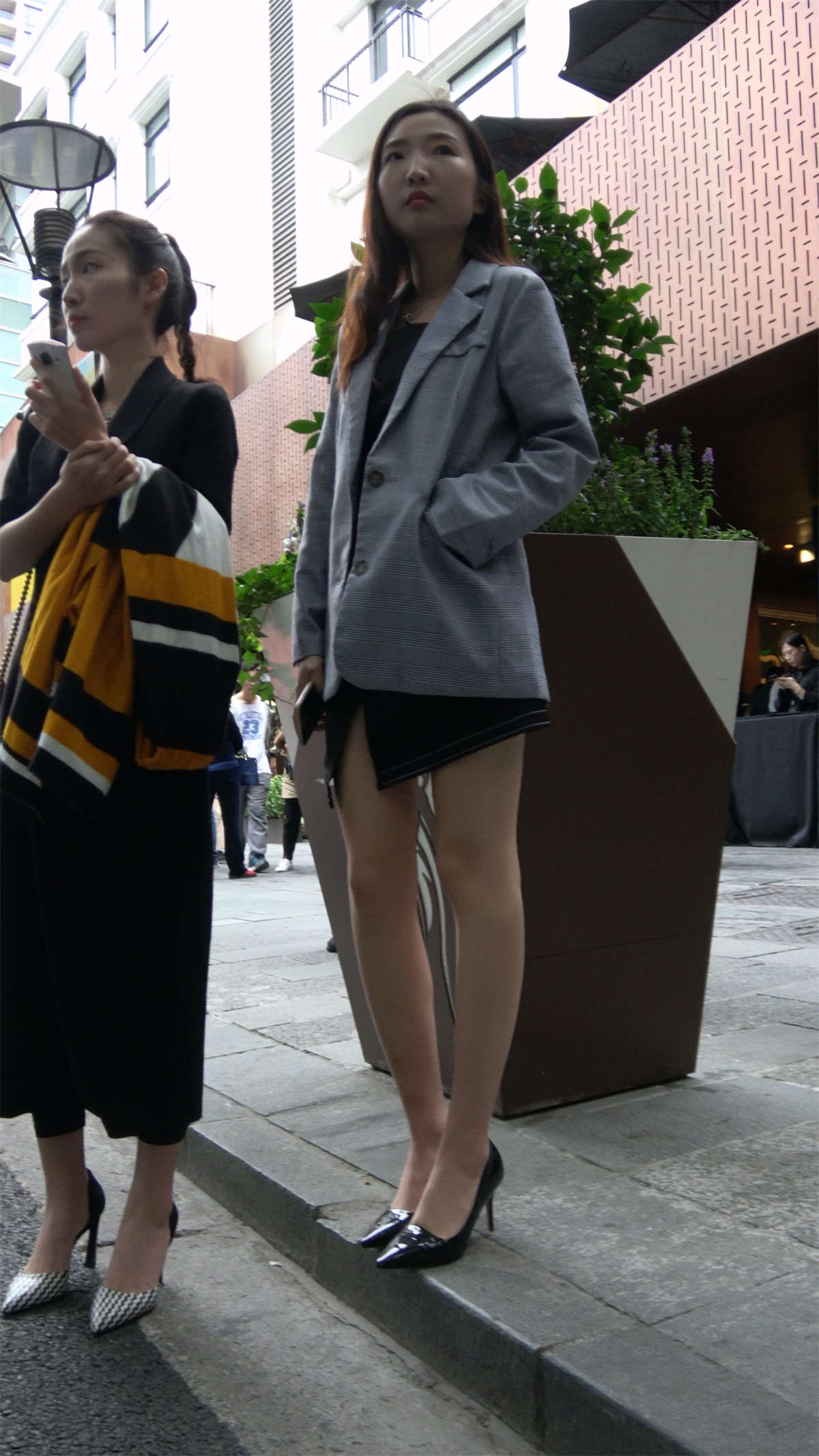 图片[2]-修直大长腿高跟美女-日更街拍