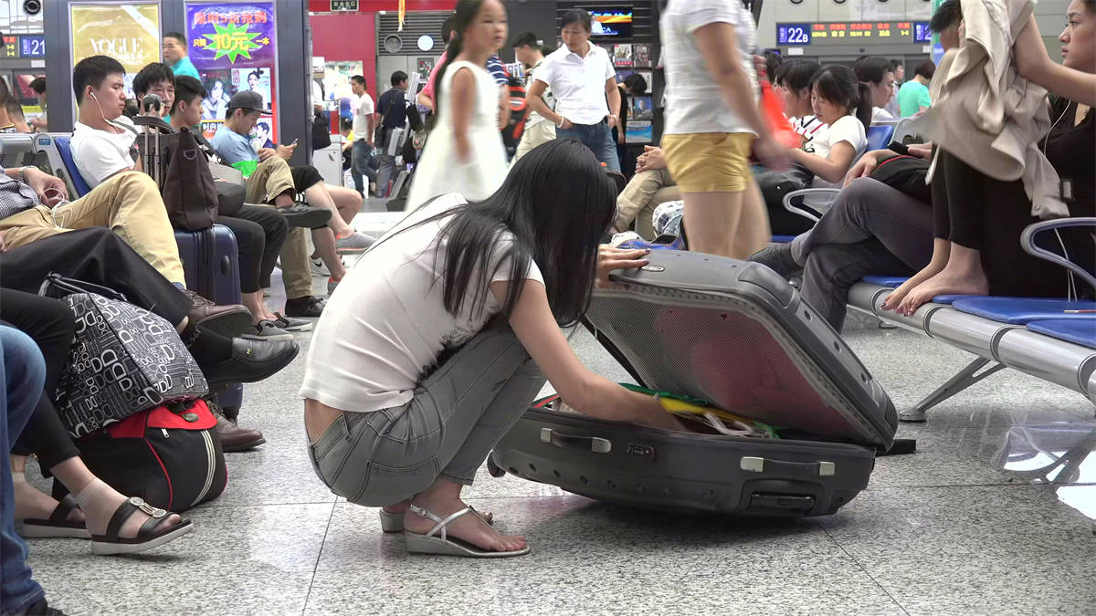 图片[2]-脚趾超长的纤细玉足突然把足底完整伸在你的面前，沸腾吧-日更街拍