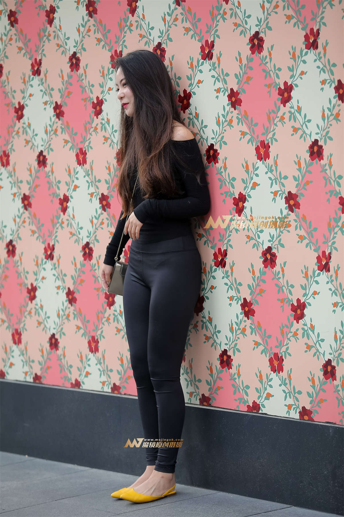 图片[2]-【凯恩赛帖】长相甜美的瑜伽裤美女-日更街拍