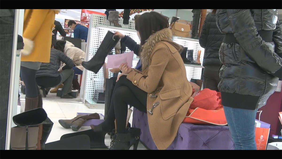 图片[2]-杀出重围的半截性感黑丝足-日更街拍