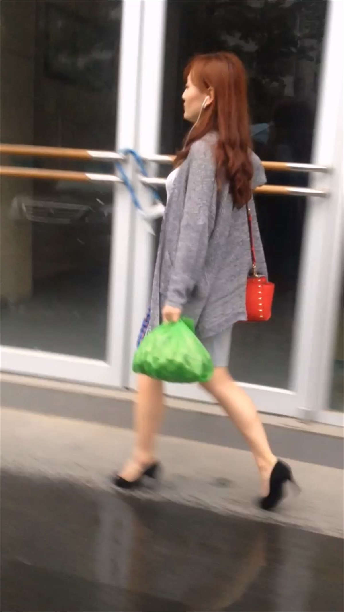 街头抓拍非常有气质的高跟鞋美女-日更街拍