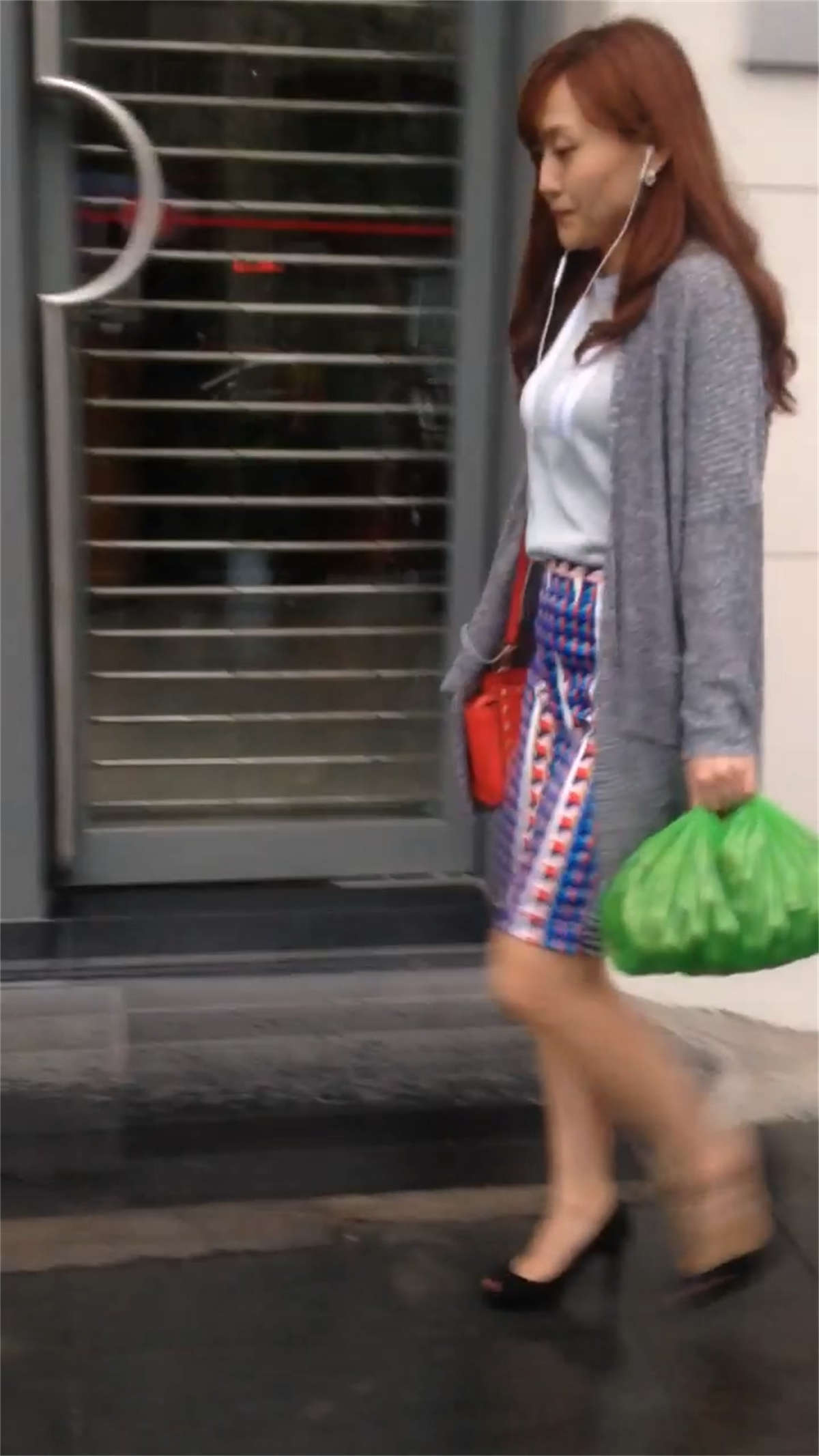 图片[2]-街头抓拍非常有气质的高跟鞋美女-日更街拍