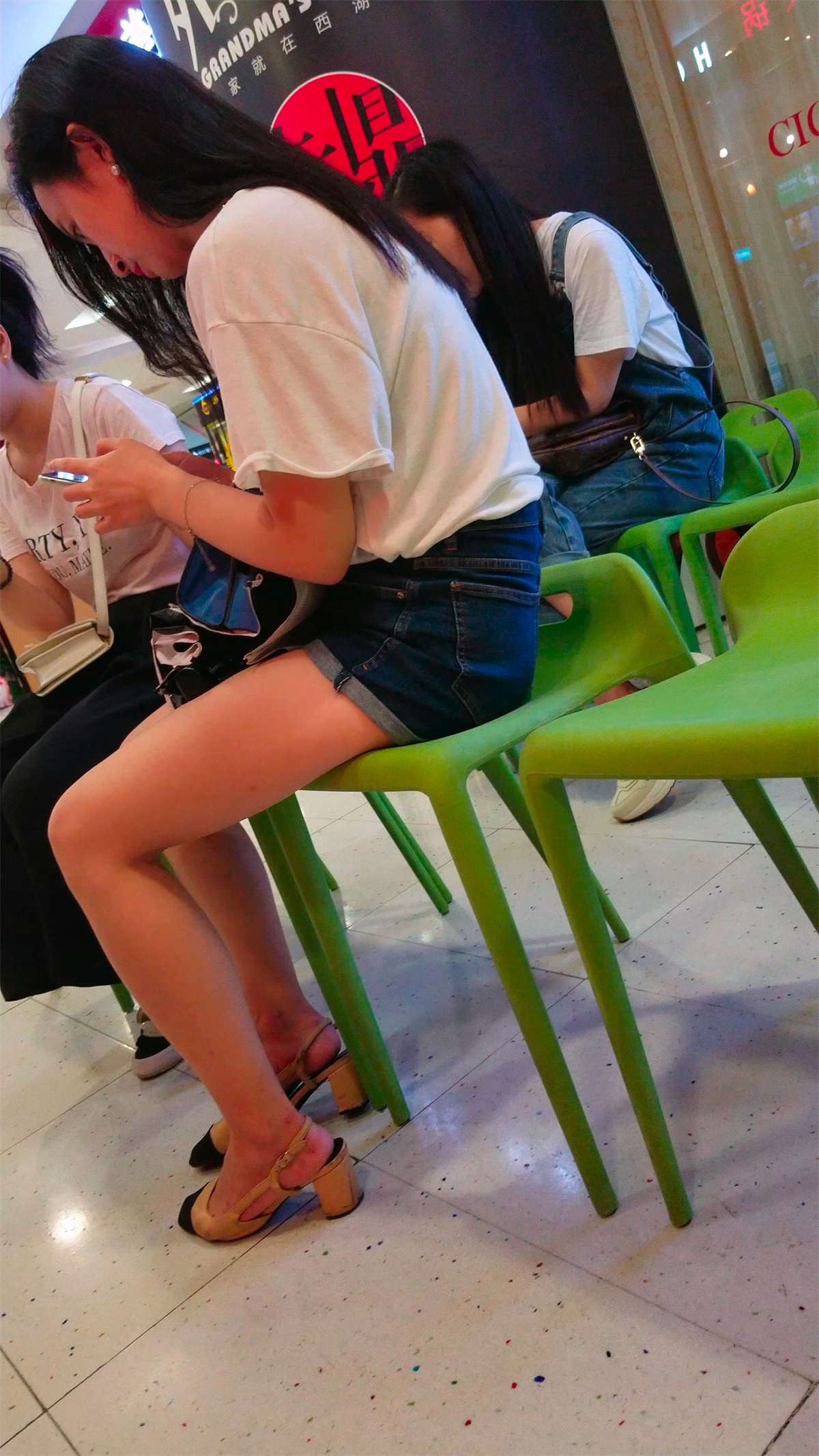 图片[2]-热裤小姐姐美女好漂亮呀-日更街拍