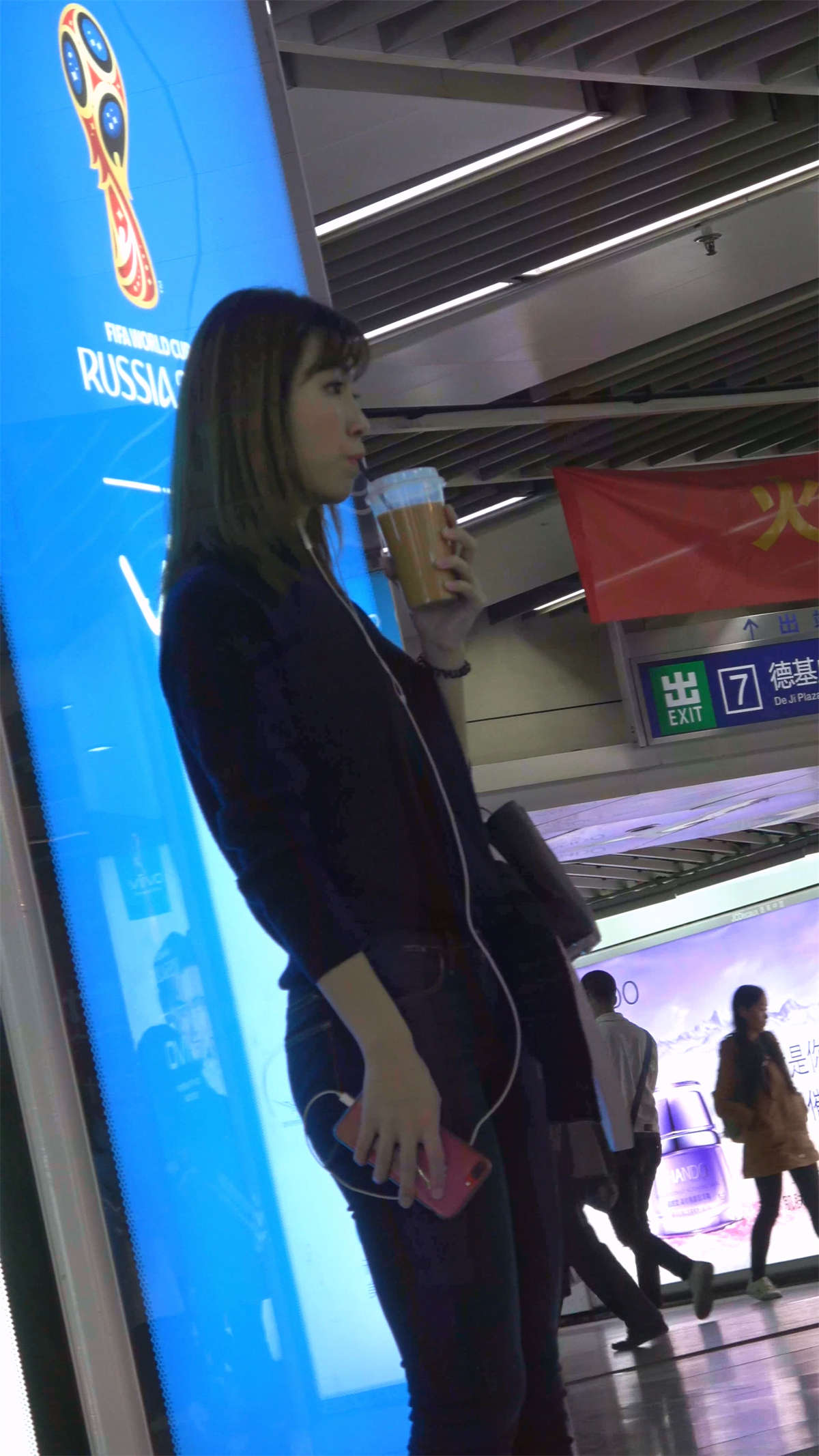 图片[2]-紧身牛仔宽臀女-日更街拍