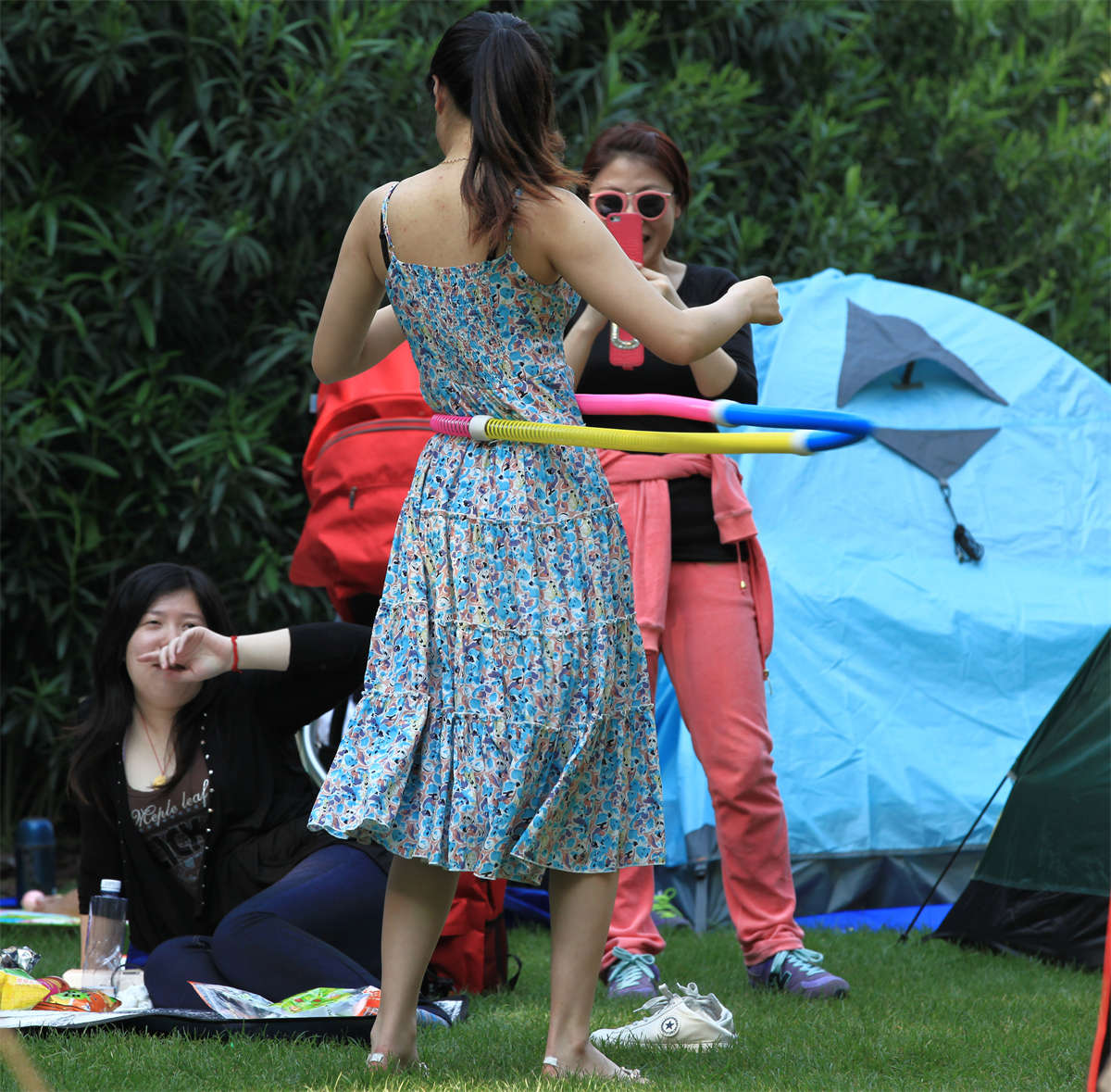 图片[2]-踏青公园街拍系列No.1448 吊裙女孩酥胸半露，足弓弧度他性感爆棚-日更街拍