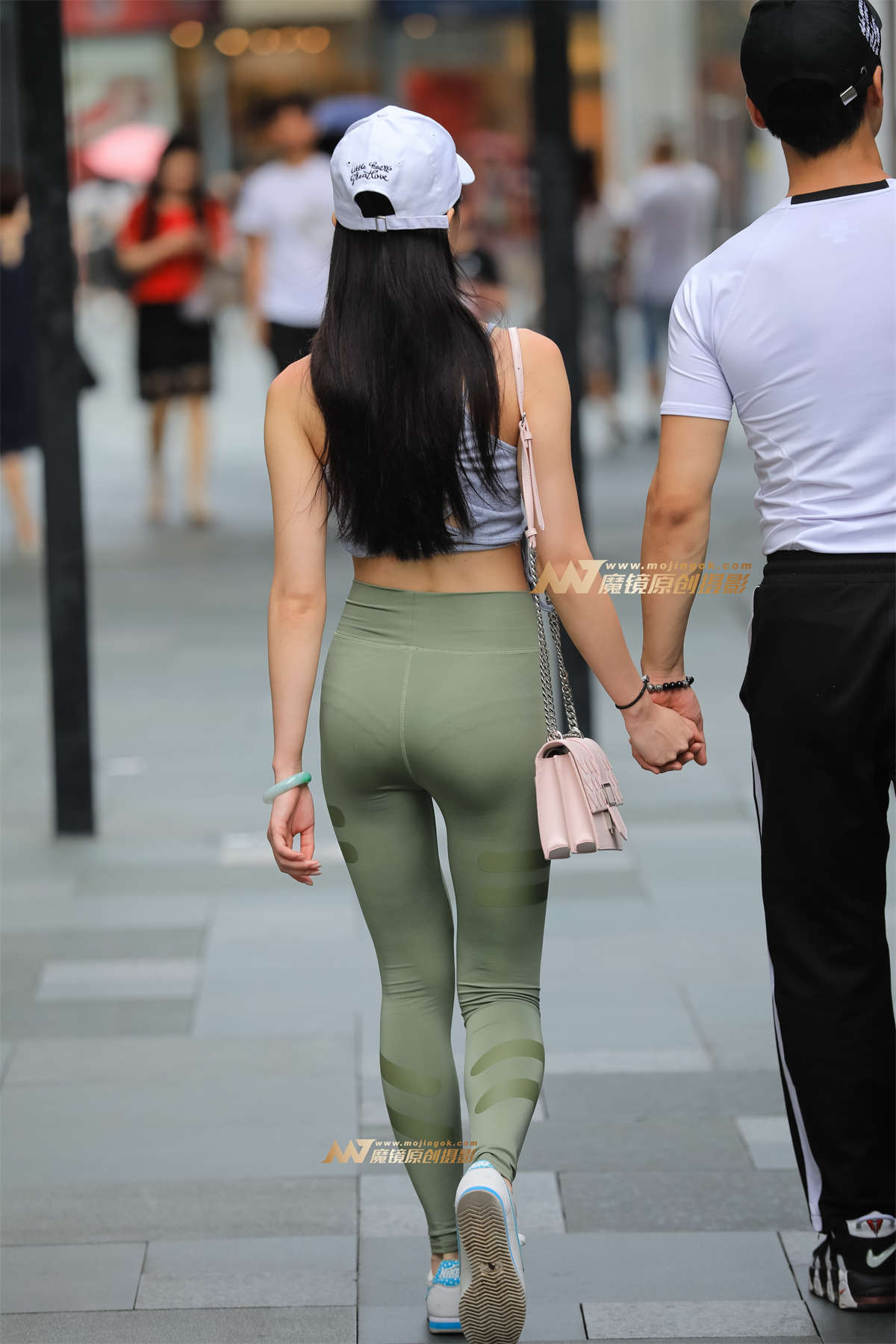 图片[2]-【凯恩赛贴】美女搭配紧身裤 圆润美臀-日更街拍