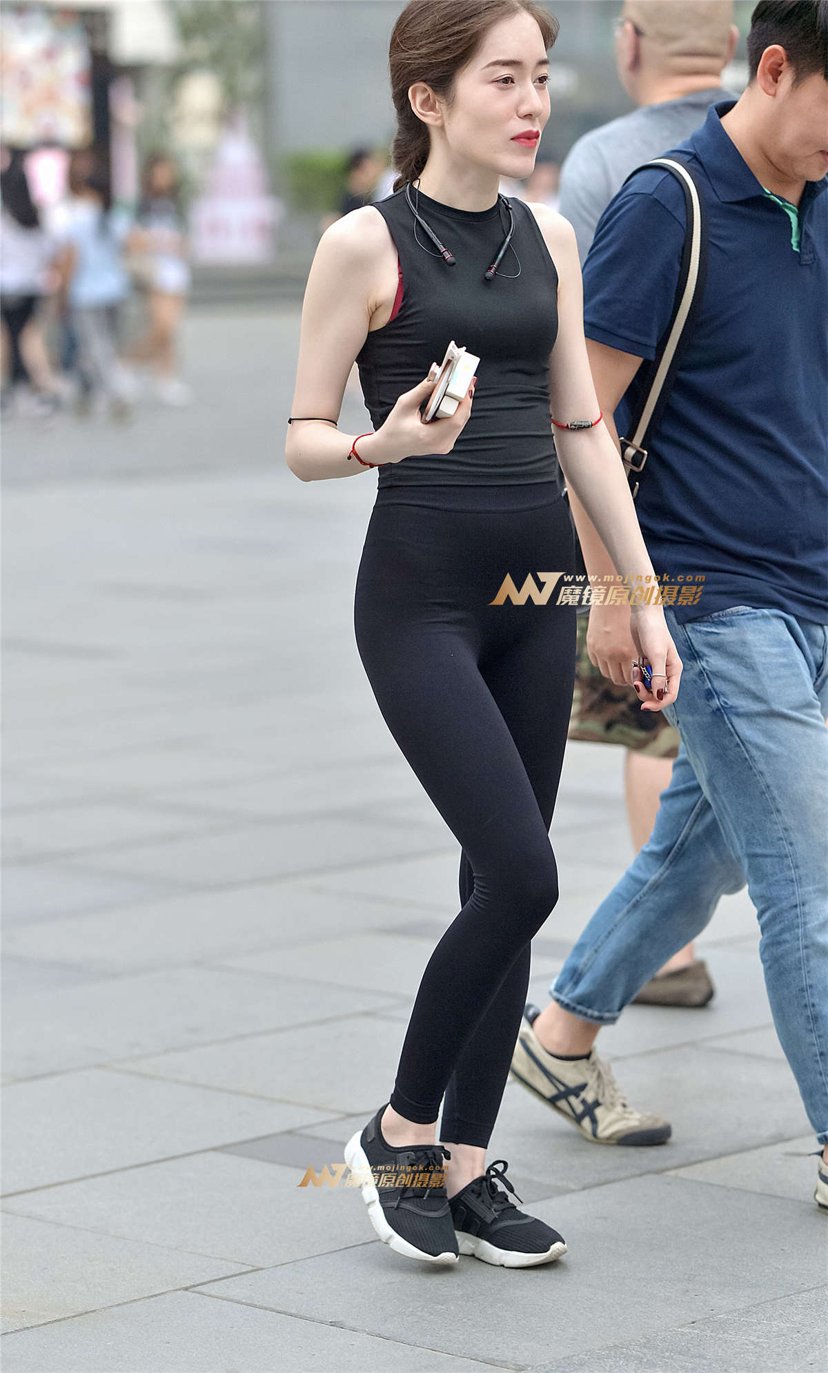 凹凸有致健美姑娘-日更街拍