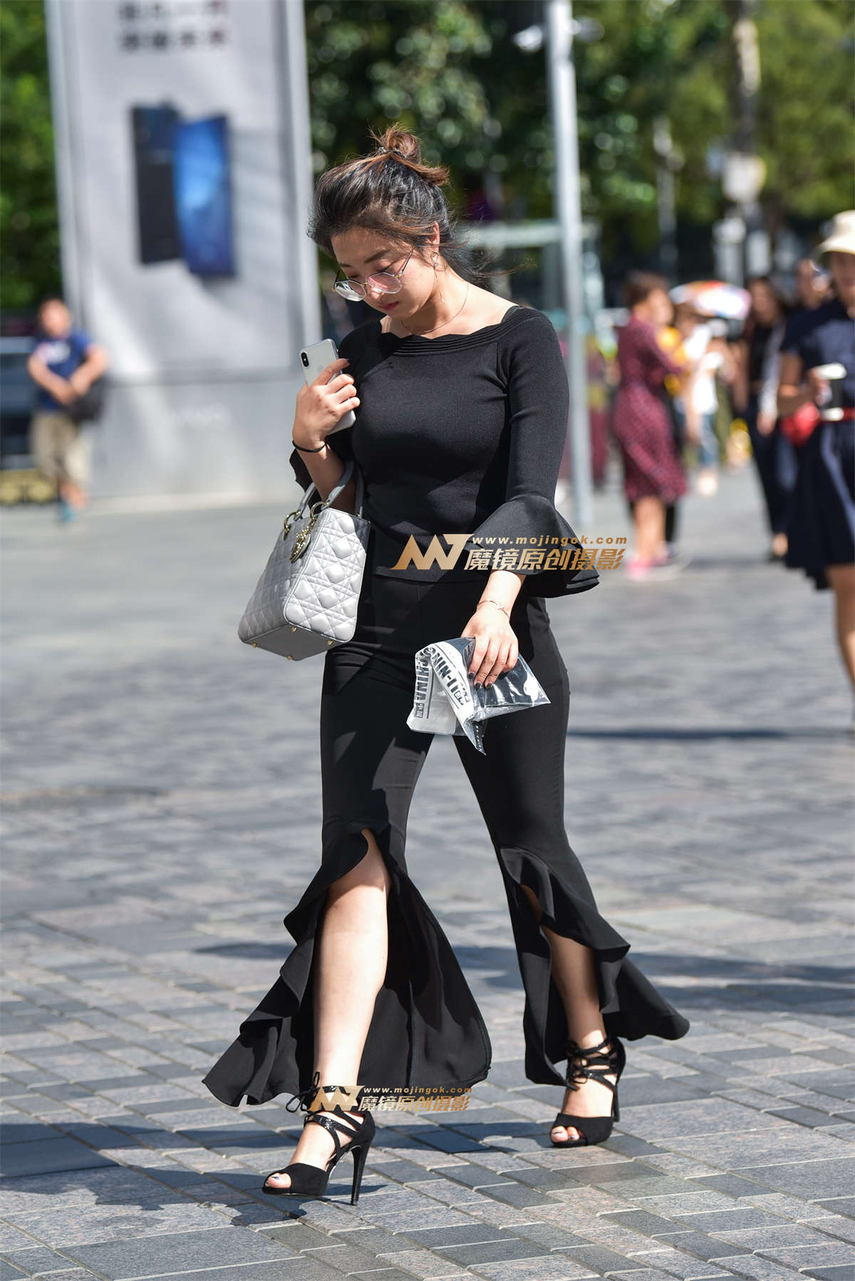 丰满圆润的时尚鱼尾裤女女-日更街拍