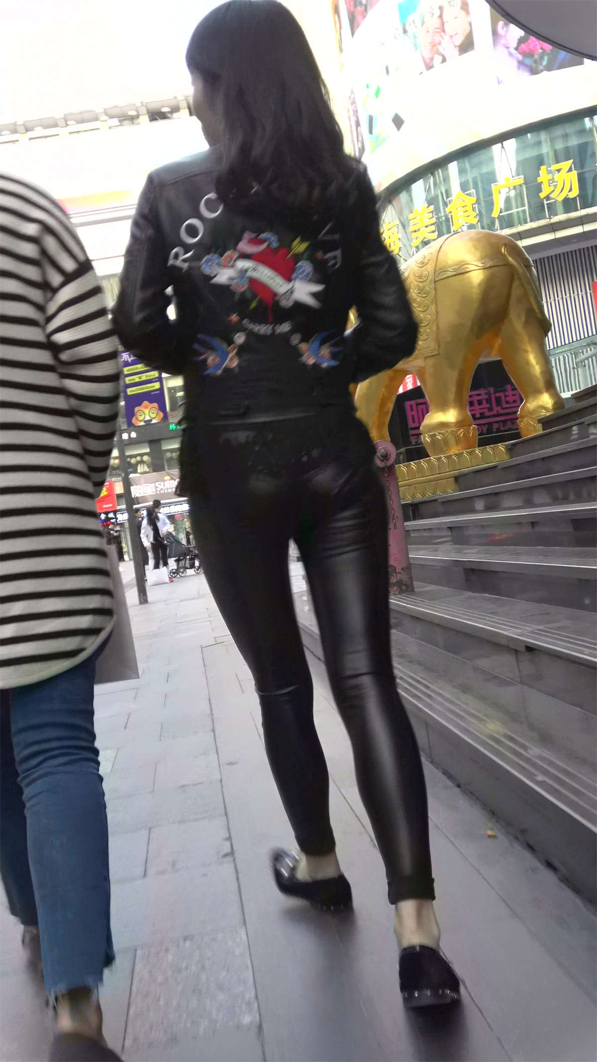 跟拍两位极品的紧身黑色皮裤街拍美女-日更街拍