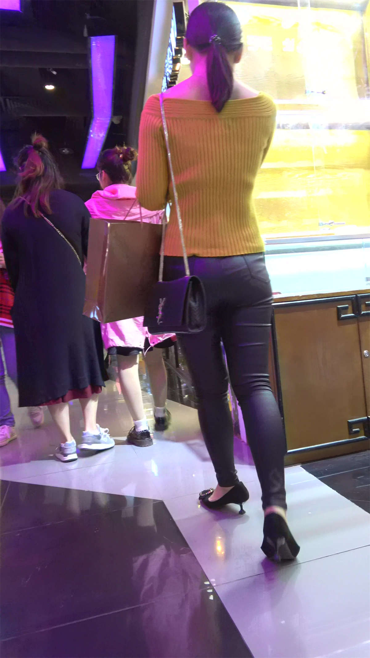 图片[2]-跟拍两位极品的紧身黑色皮裤街拍美女-日更街拍