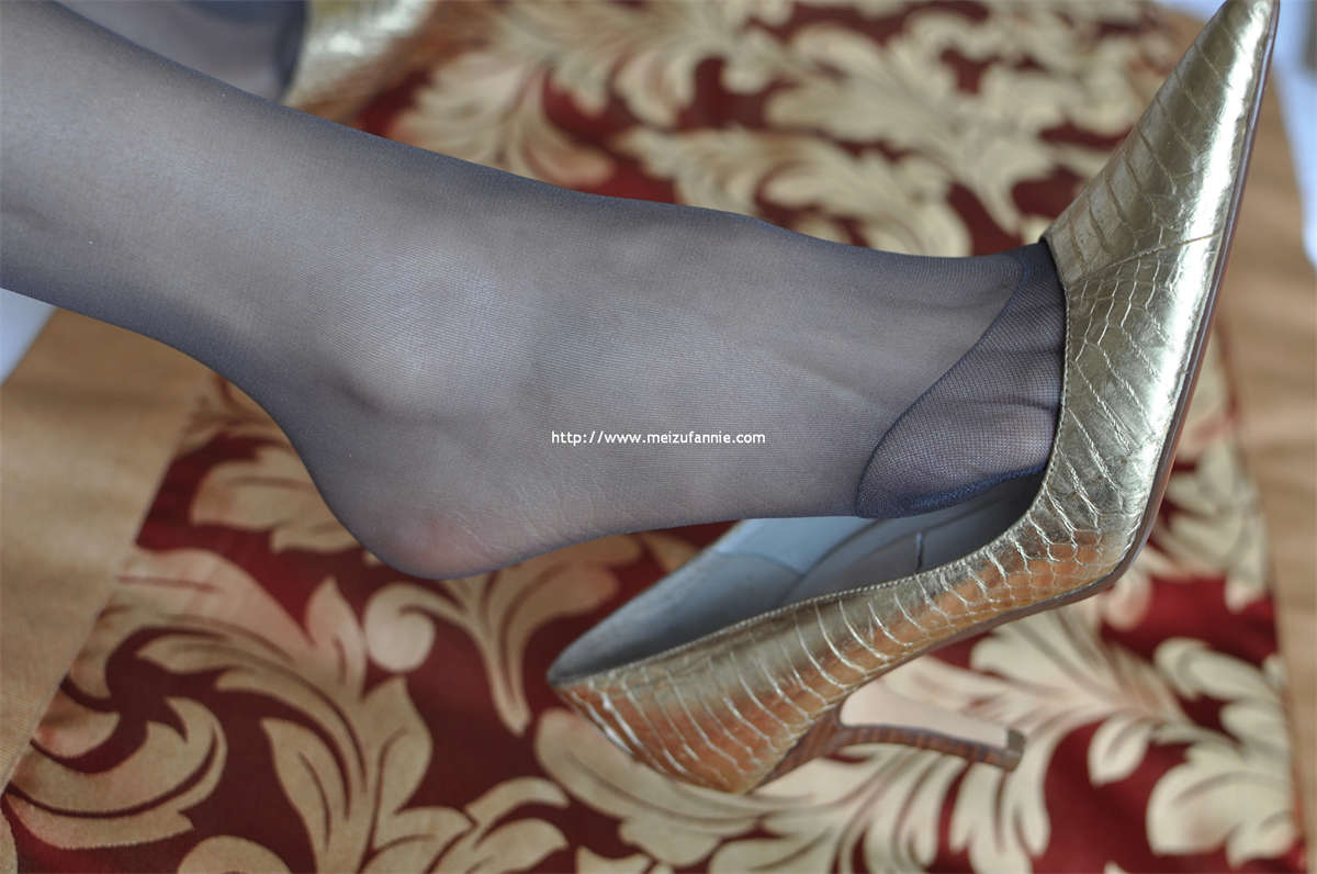 Fannie芬妮美足园NO.856 静卧琴声里（金色船鞋丝足）-日更街拍