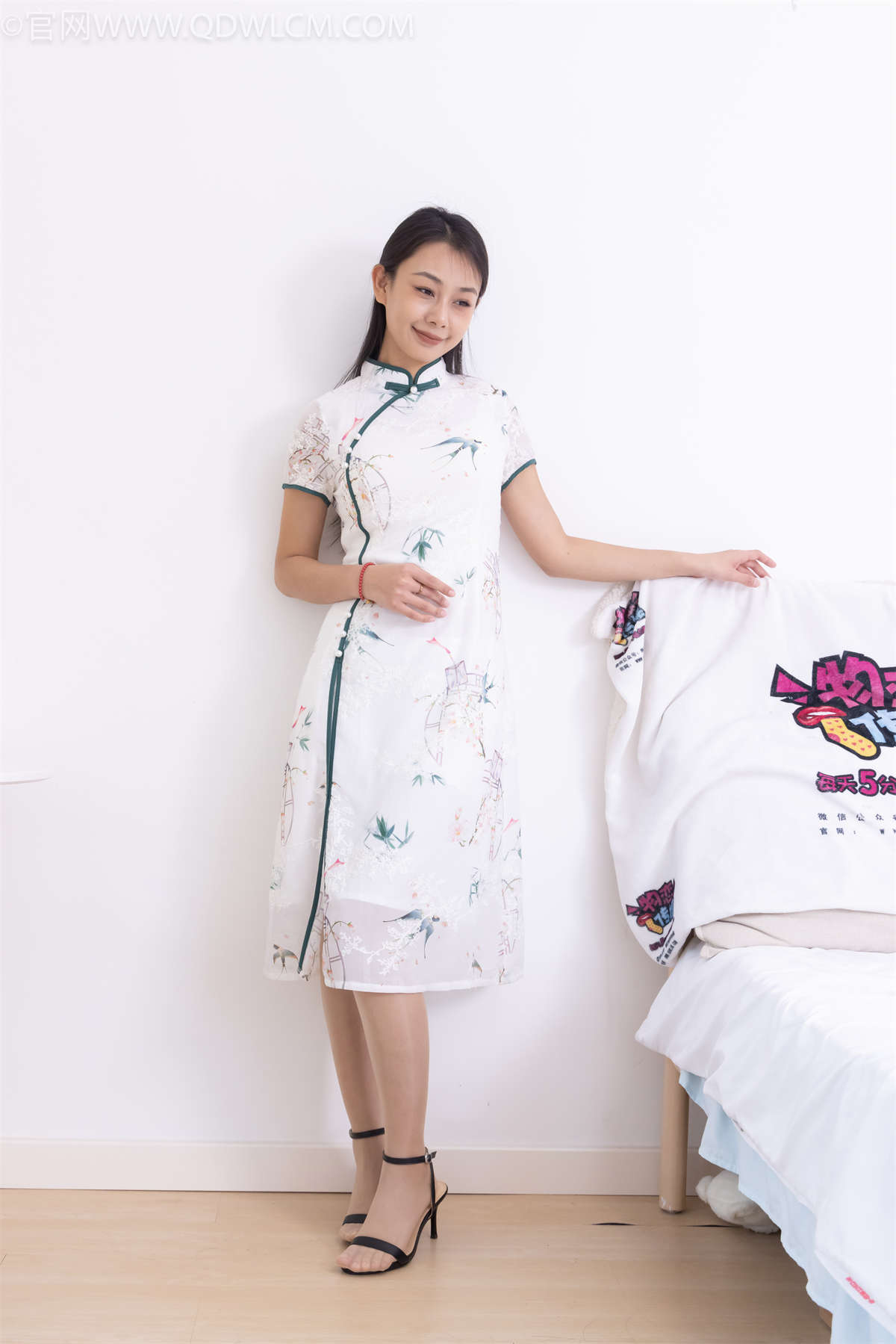 图片[2]-物恋传媒 NO.2321 岚岚-高跟凉鞋、薄肉丝（脚尖微加固款）、抹婴儿油以及踩香蕉剧情-日更街拍